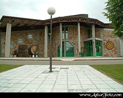 MUSEO DE LA SIDRA
Horarios de visita 

INVIERNO: martes a viernes, de 11 a 14 y de 16 a 19 h, lunes, cerrado.
Los grupos que deseen visitar el Museo deben de hacer su reserva con antelacin., sbados, de 11 a 15 y de 16.30 a 20 h, lunes, cerrado. 
VERANO: (15 de junio a 15 de septiembre): martes a sbado, de 12 a 14 y de 16 a 20 h, domingos, de 11 a 14 h, domingos, de 12 a 14 y de 18 a 21 h